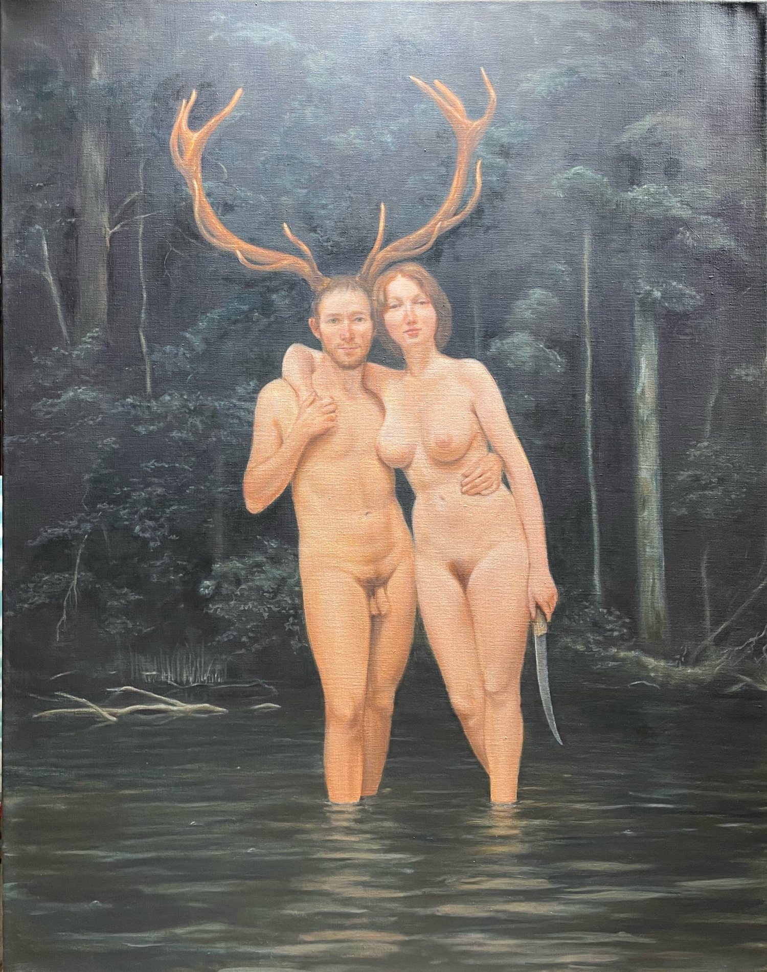 Le Couple, de Marc de Bernardis : deux figures à bois de cerf dans une forêt sombre