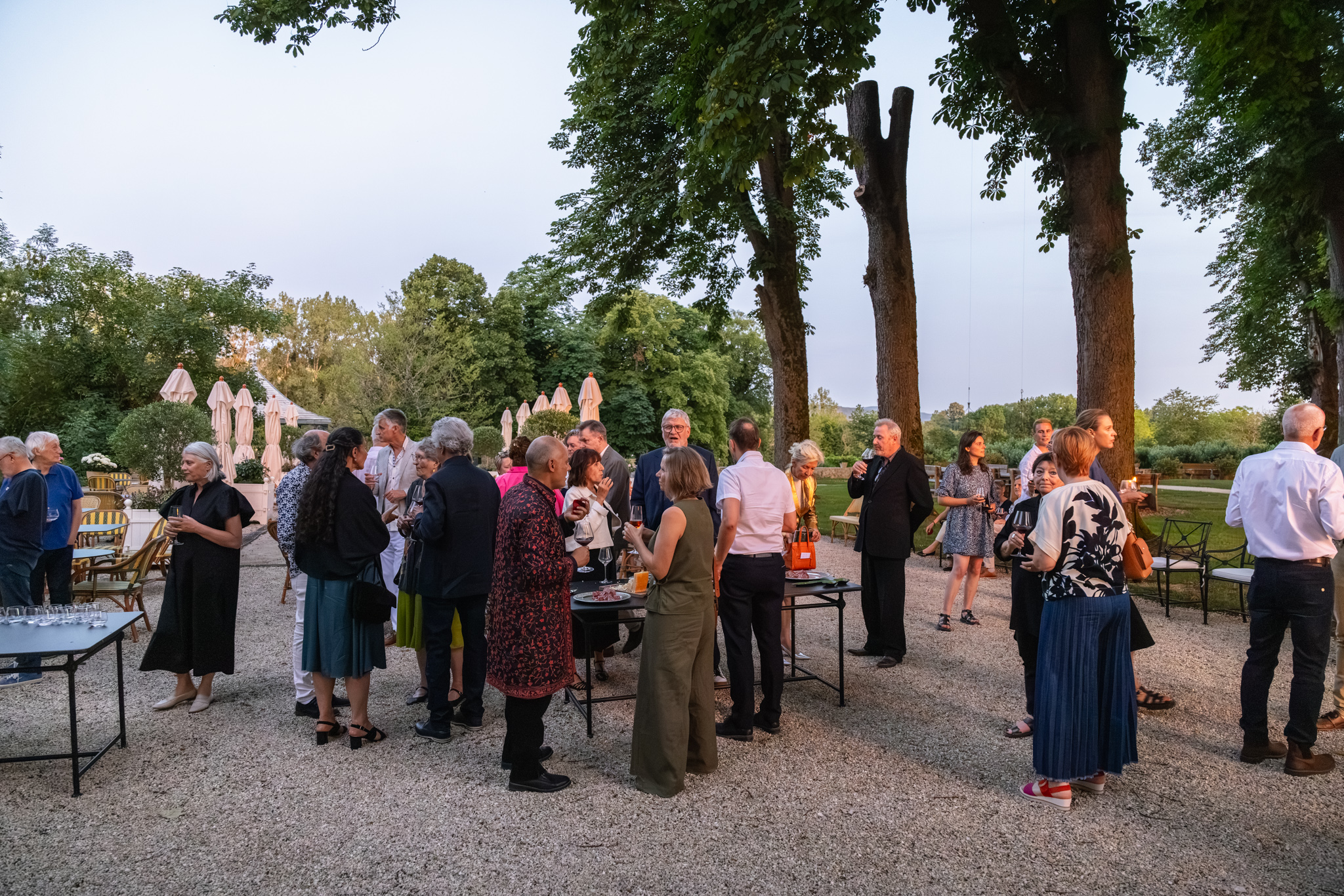 Un rassemblement en terrasse au crépuscule, musique et convives