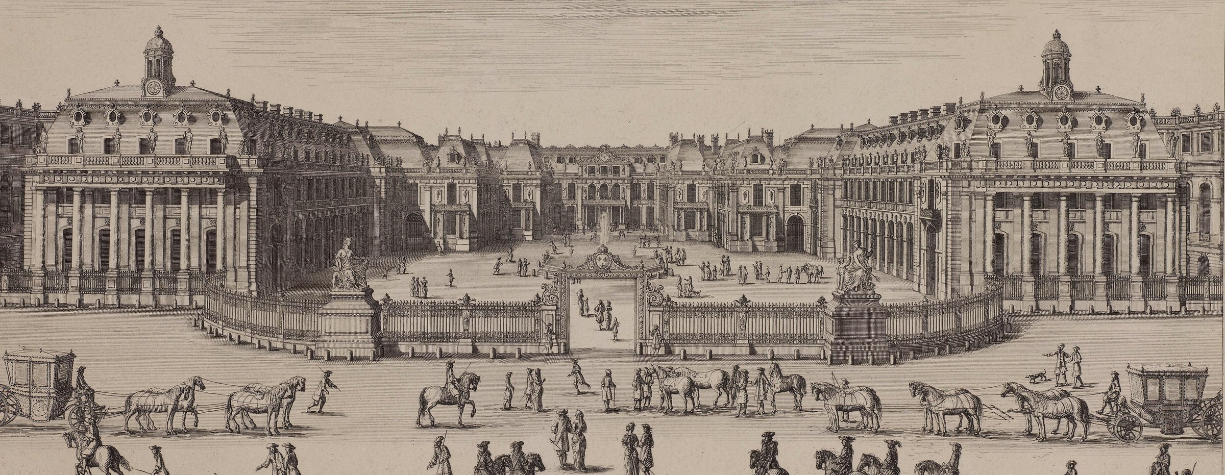Vue gravée du château de Versailles depuis l’avant-cour, carrosses et courtisans devant les grilles