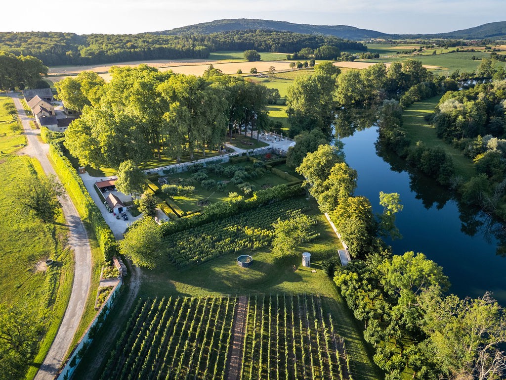 Vue aérienne du vignoble et des jardins du Château de Roche au bord de la Loue