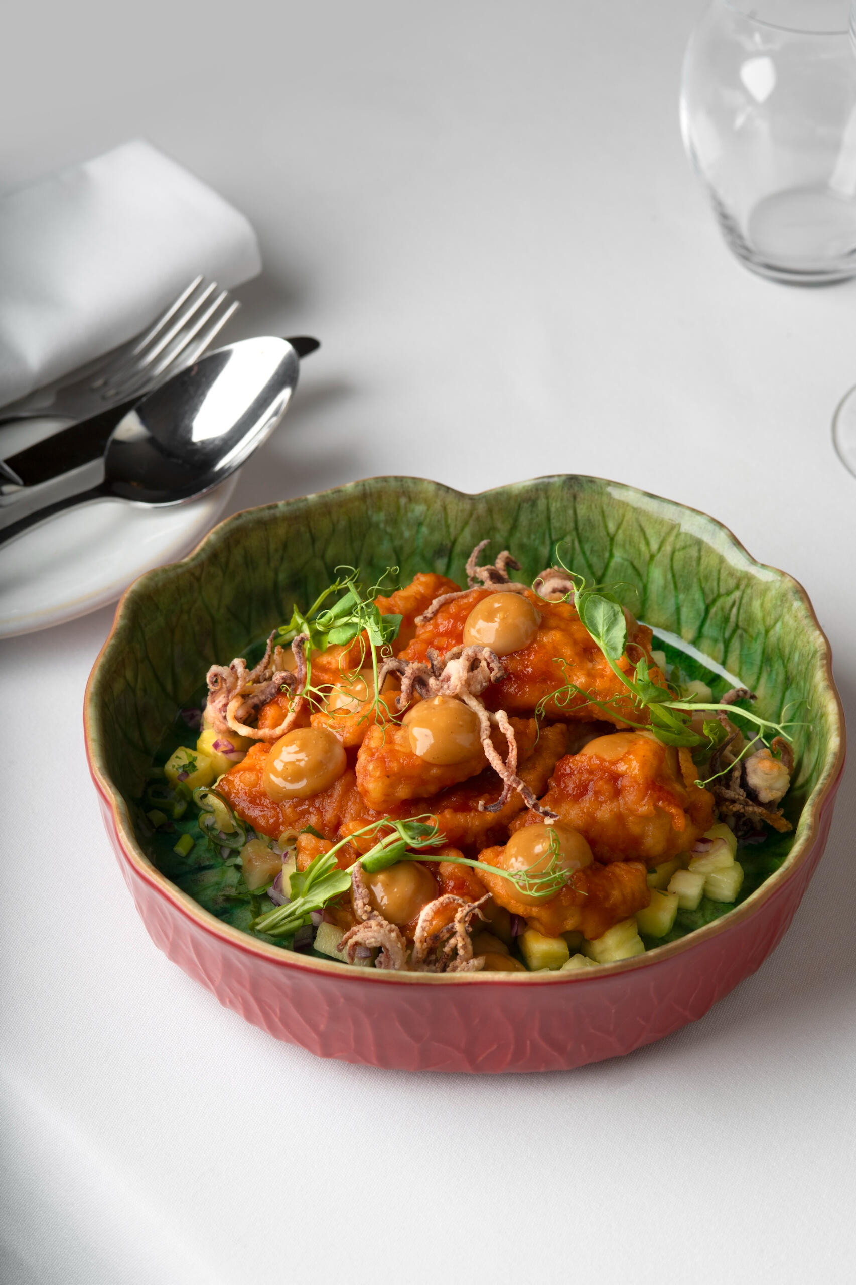 Un plat du Restaurant Jeannette, dressé avec ses herbes et ses couleurs