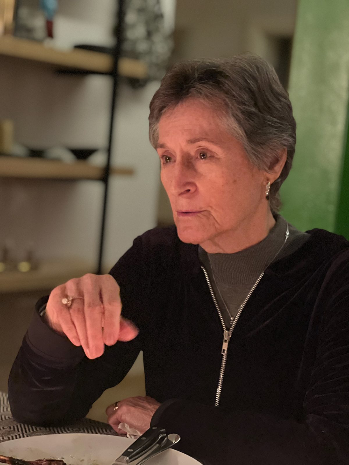 Jeannette van Eeden à table, dont le restaurant tient le nom et l’esprit