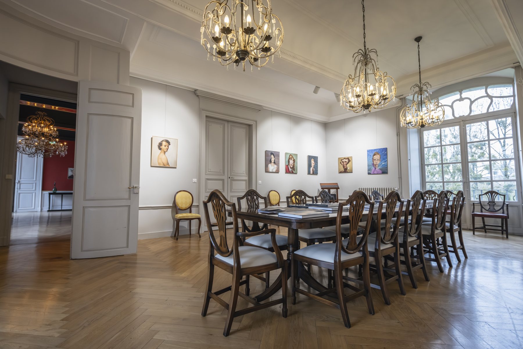 La galerie dressée de sa longue table sous trois lustres