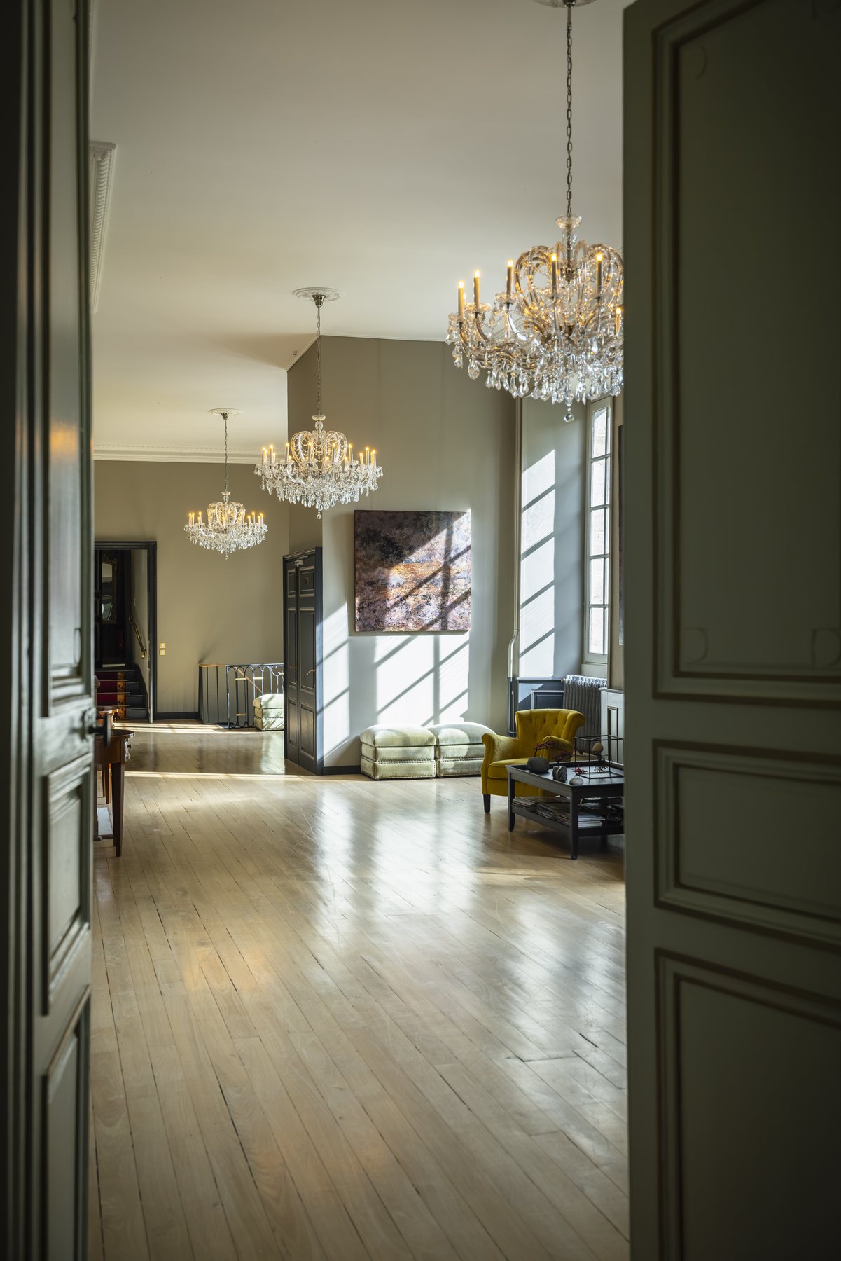 La galerie vue depuis le salon attenant, par l’embrasure