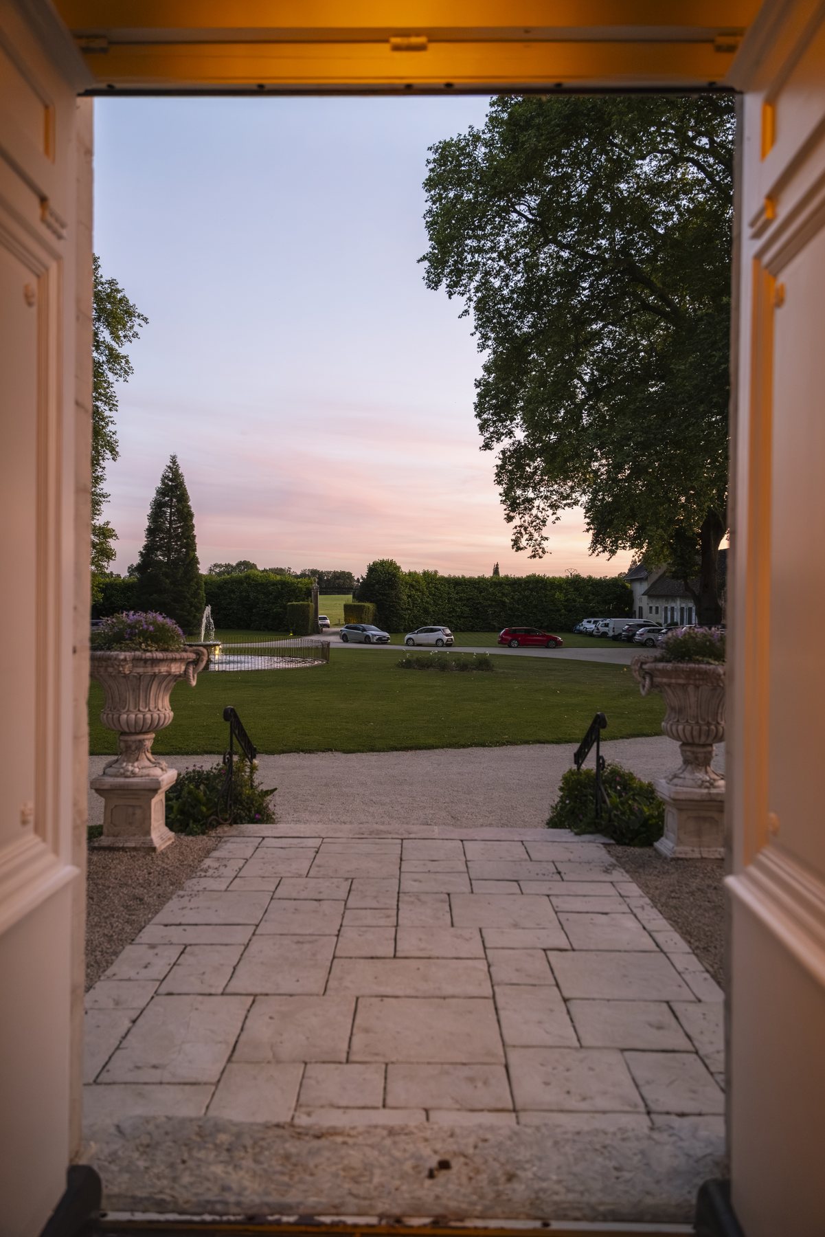 Les portes ouvertes sur le parc au crépuscule