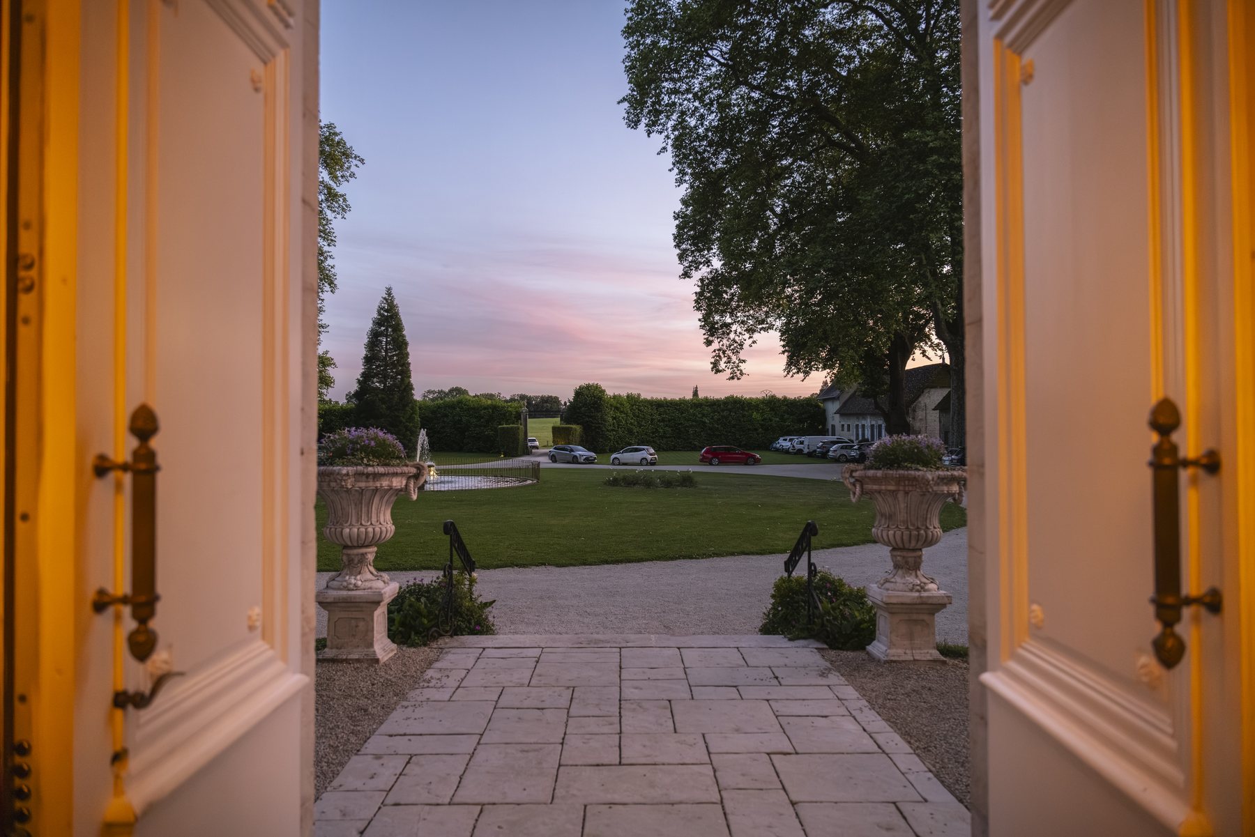 Les portes d’entrée ouvertes sur la terrasse au coucher du soleil