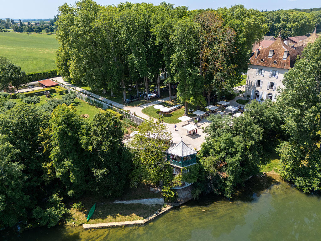 Vue aérienne du domaine au bord de la Loue, entre bois et rivière
