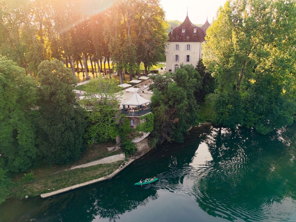 Le kiosque vu de la Loue, le château se dressant derrière