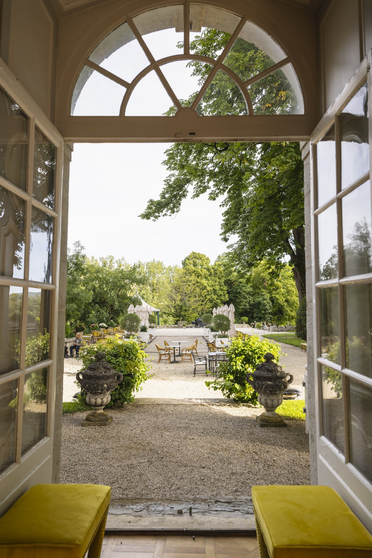 Les portes-fenêtres cintrées de la Salle des Glaces grandes ouvertes