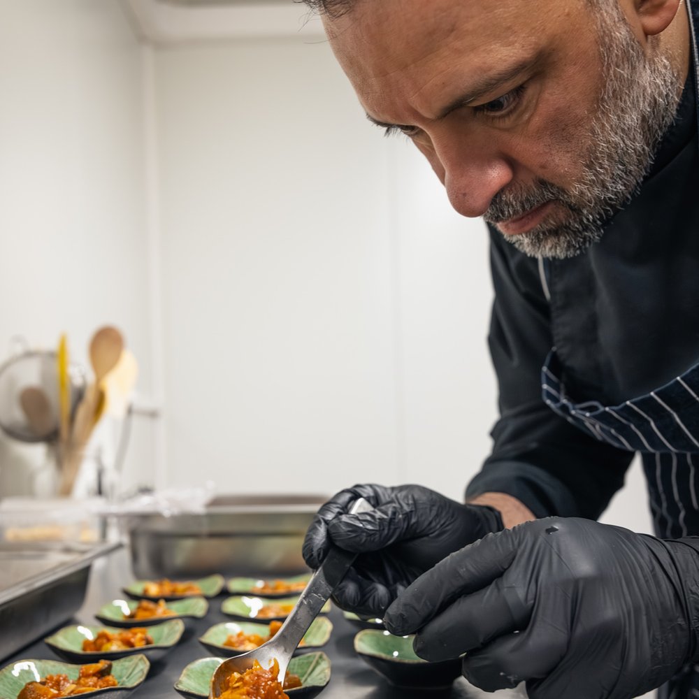 Petros Ploumidis dressant les assiettes au Château de Roche