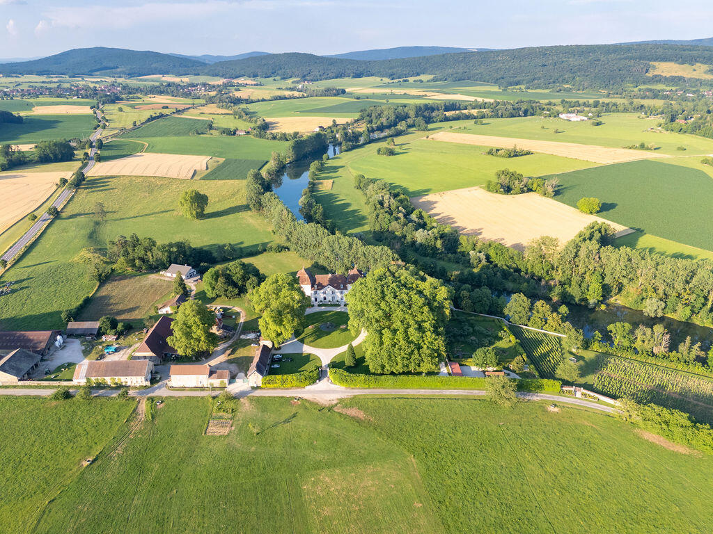 La mosaïque de champs et de bois autour de Liesle, dans la vallée de la Loue